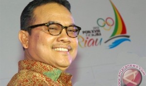  Rusli Zainal Belum Tanggalkan Jabatan Gubernur Riau