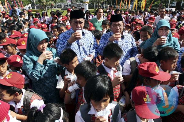  FOTO: Minum Susu dan Makan Telur Bersama di Hari Pangan di Gedung Sate