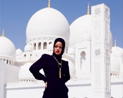  Foto Rihanna Memakai Jilbab & Berfoto di Depan Mesjid Ramai Dibicarakan