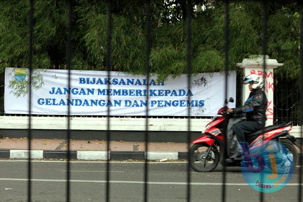  FOTO: Spanduk Larangan Beri Sedekah Pengemis Menjamur di Bandung