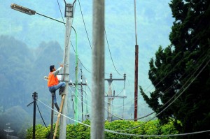  13 Tiang Listrik PLN Ambruk