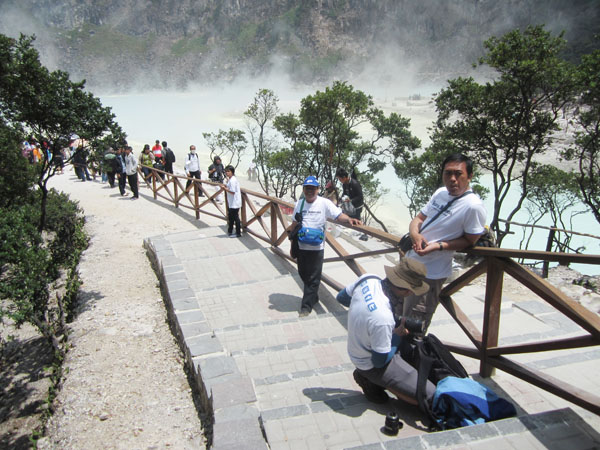  Hanya Di Kawah Putih Wisatawan Bisa Dekat Sekali Dengan Kawah