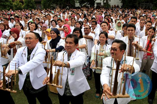  FOTO: 1.061 Dokter RSHS Main Angklung, Ciptakan Rekor MURI