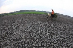  KEKERINGAN: Warga Manfatkan Sungai Ciwulan yang Tercampur Limbah