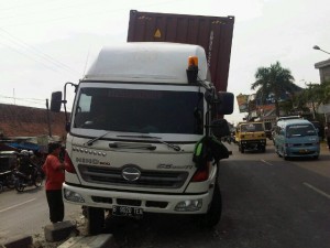  Sopir Ngantuk, Kontainer Menerobos Median Jalan di Cirebon