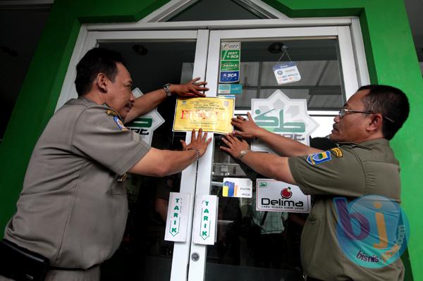  FOTO: Satpol PP Kota Bandung Segel Minimarket tak Berizin