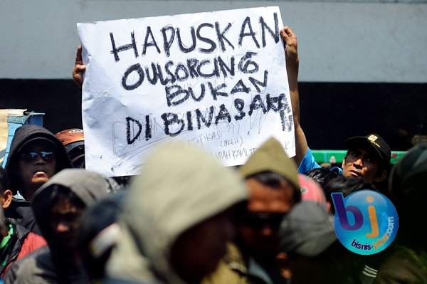  FOTO: Buruh Outsourcing PLN Demo Tuntut Pengangkatan Jadi Karyawan Tetap