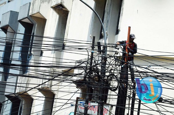  FOTO: Kabel Semrawut di Jalanan Kota Bandung Mulai Dibenahi