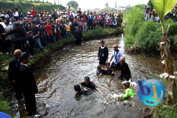  FOTO: Ritual Menjaga Mata Air Cihideung di Parompong Lembang