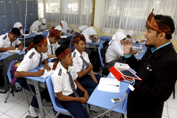  FOTO: PNS dan Pelajar Setiap Rabu Kenakan Iket Sunda