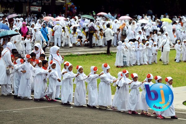  FOTO: Ribuan Murid TK Ikuti Manasik Haji di Lapangan Saparua