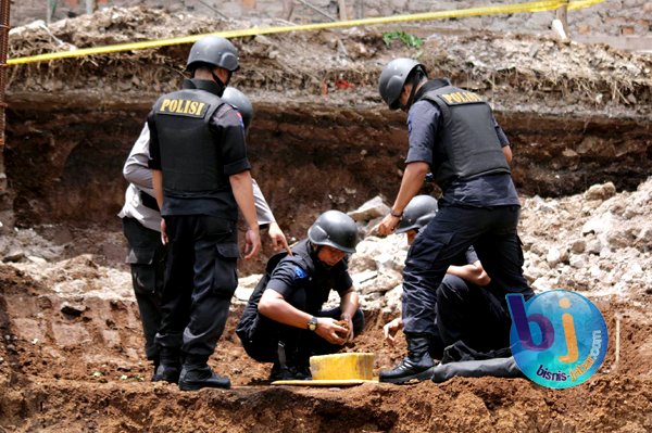  FOTO: Pekerja Bangunan Temukan 11 Granat Aktif