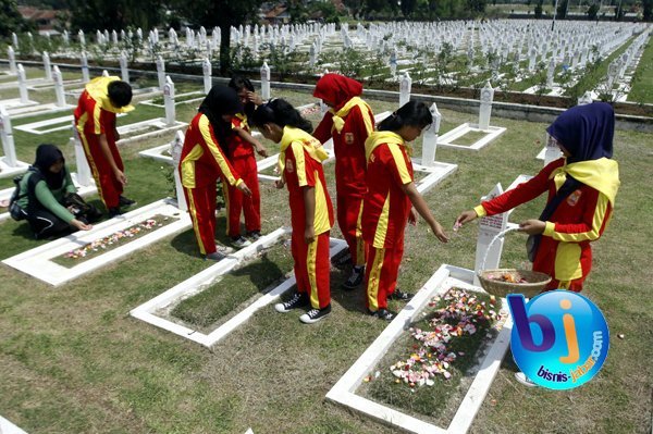  FOTO: Hari Pahlawan, Siswa SMA Tabur Bunga di TMP Cikutra