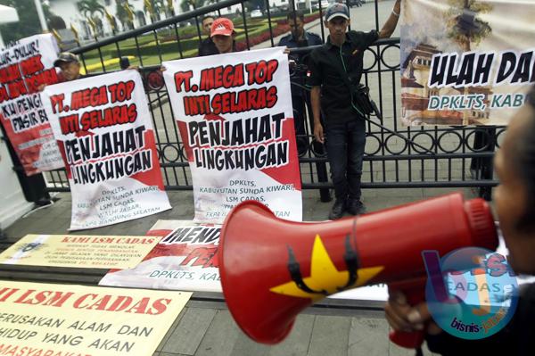  FOTO: Merusak Lingkungan Pesisir Pantai, Massa Tolak Tambang Pasir Besi