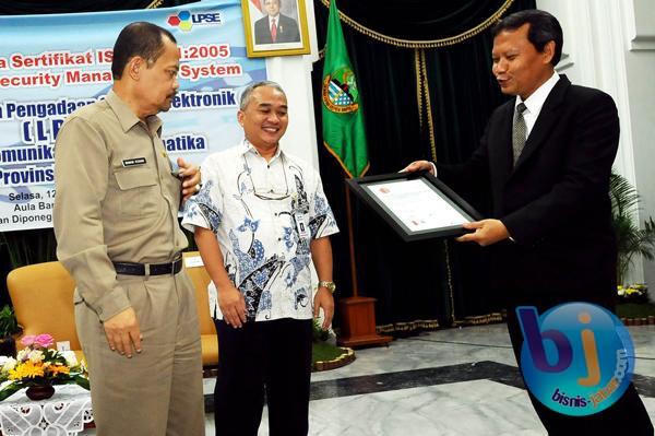  FOTO: LPSE Jabar Raih Sertifikat ISO 27001:2005