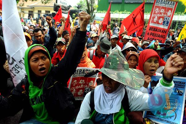  FOTO: Petani Indramayu Kepung PN Bandung