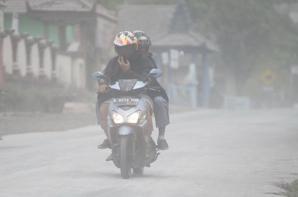  Gunung Merapi Meletus: Abu Tutupi Kawasan Sekitar Gunung