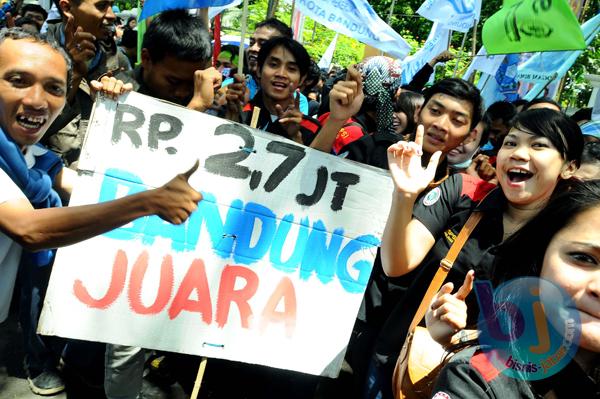  FOTO: Demo Buruh di Bandung Tuntut Upah Rp2,7 juta