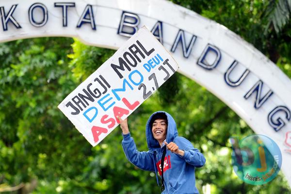  FOTO: Buruh Kembali Kepung Balai Kota Bandung, Tuntut Upah Rp2,7 juta