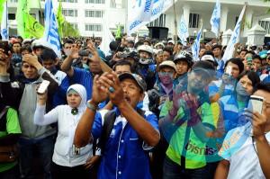  Tuntutan UMK: Ribuan Buruh Nginap di Kantor Pemkab Karawang