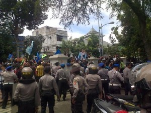  Aksi Buruh di Pemkot Bandung Berlangsung Panas