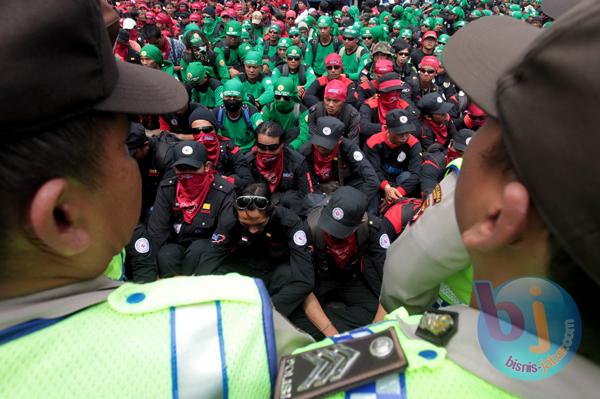  FOTO: Demo Buruh Bandung Berlanjut di Gedung Sate