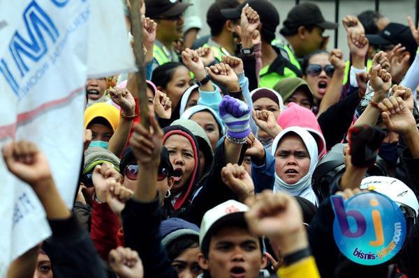  FOTO: Buruh Kepung Gedung Sate Jelang Penetapan UMK