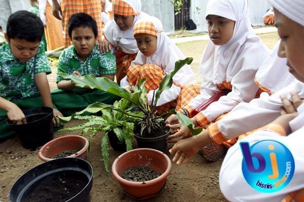  FOTO: Peringati Hari Pohon, SD Juara Menanam Pohon dan Lepas Bibit Lele