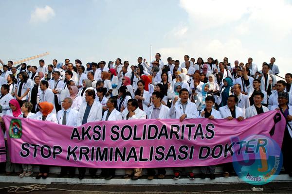  FOTO: Dokter Se-Jabar Gelar Aksi Solidaritas Untuk Dokter Ayu