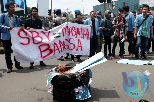  FOTO: SBY ke Bandung, Mahasiswa Demo Bakar Replika Tiga Bendera Asing