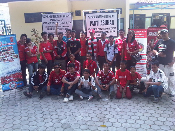  Fans Bayern Munchen Cirebon Bakti Sosial di Panti Asuhan