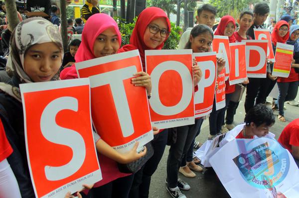  FOTO: Mahasiswa Gelar Kampanye Hari AIDS Sedunia di CFD Dago