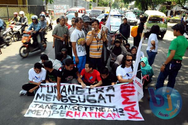  FOTO: Peringati Hari Disabilitas, Puluhan Penyandang Tunanetra Longmarch 