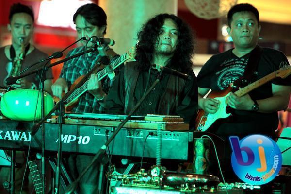  FOTO: Memainkan 18 Alat Musik Secara Simultan, Ray-M Pecahkan Rekor MURI 