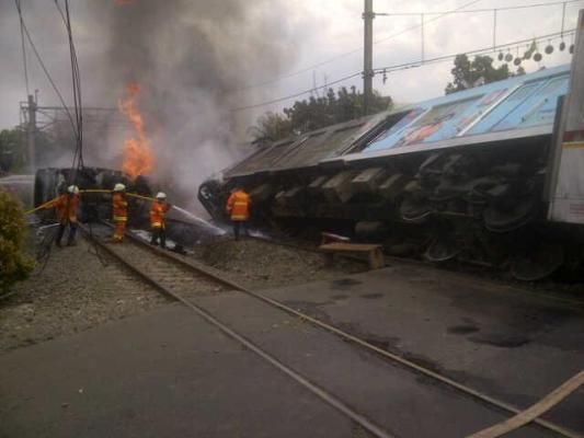  KRL Commuter Line Terbakar: Palang Pintu Kereta Ternyata Tidak Berfungsi