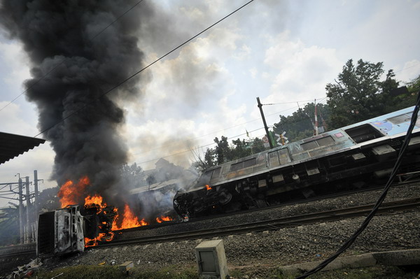  FOTO: Kecelakaan Kereta Api Bintaro Tangerang