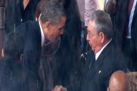  Obama & Castro Bersalaman di Pemakaman Mandela