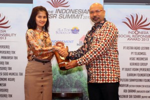  Telkomsel Terima Penghargaan Indonesia Social Responsibility Award 2013