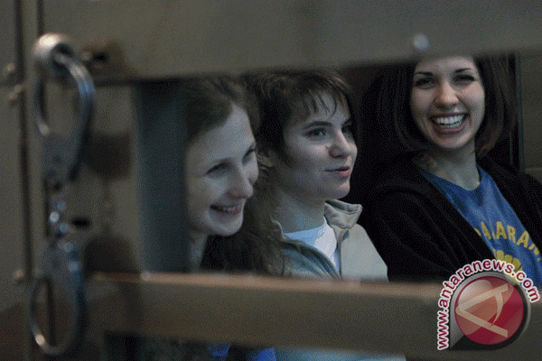 Maria Alyokhina, Yekaterina Samutsevich dan Nadezhda Tolokonnikova, tiga dari lima personel band punk Rusia "Pussy Riot" ketika diadili tahun 2012 (Reuters)