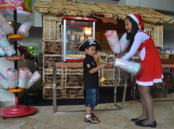  Rumah Roti Jahe Ukuran Jumbo Sambut Natal & Tahun Baru di Hotel Santika Bandung