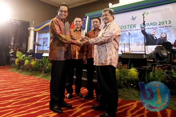  FOTO: Bank BJB Raih Penghargaan Khusus dalam Jamsostek Award 2013 Tingkat Jabar