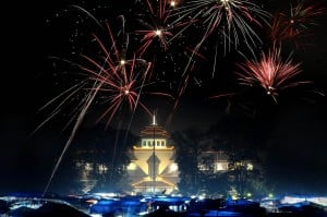  Satpol PP Kota Bandung Tertibkan PKL di Malam Tahun Baru