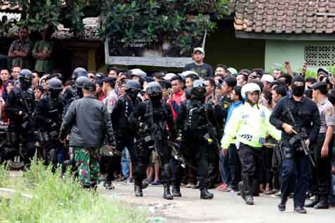  Teroris Ciputat : Wanita Bercadar Ngaku Keluarga 6 Terduga Teroris