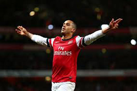  Provokasi Fans Spurs, Walcott Dilempari Koin