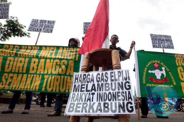  FOTO: Kritik Keputusan Kenaikan Gas 12 Kg, Massa GGMH Demo Kantor Pertamina Bandung