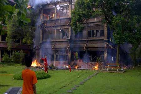  Kobaran Api di Gedung C Fisip UI Berhasil Dipadamkan