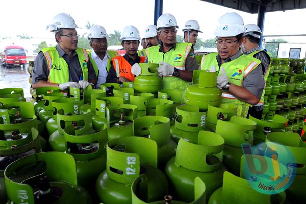  FOTO: Pastikan Stok Aman, Aher Tinjau Pengisian Gas Elpiji Terminal BBM Ujungberung PT Pertamina