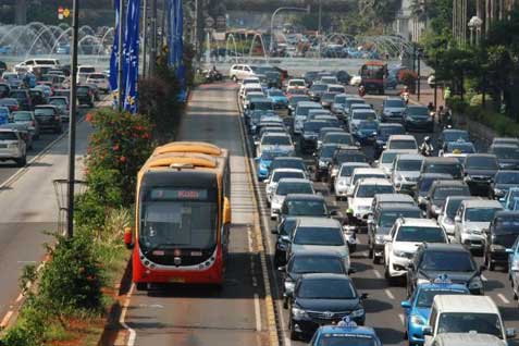  Hujan Sejak Pagi, Perjalanan Bus Transjakarta Terganggu