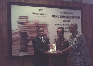  Hotel Santika Cirebon Serahkan 700 Buku Kepada Perpustakaan