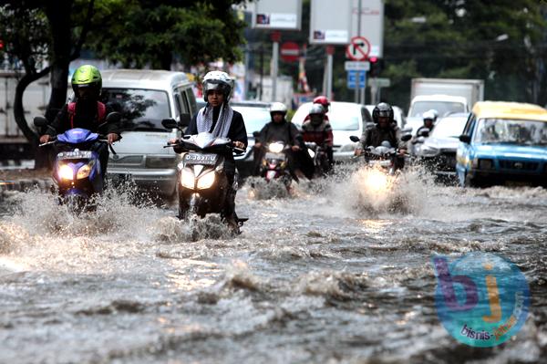  FOTO: Hujan Deras, Bandung Disergap Banjir Cileuncang